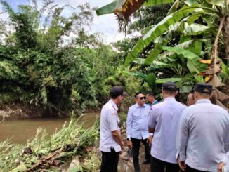 TINJAU LOKASI BANJIR: Wali Kota Malang Wahyu Hidayat turun langsung ke bantaran Sungai Amprong, Selasa (21/4/2026)