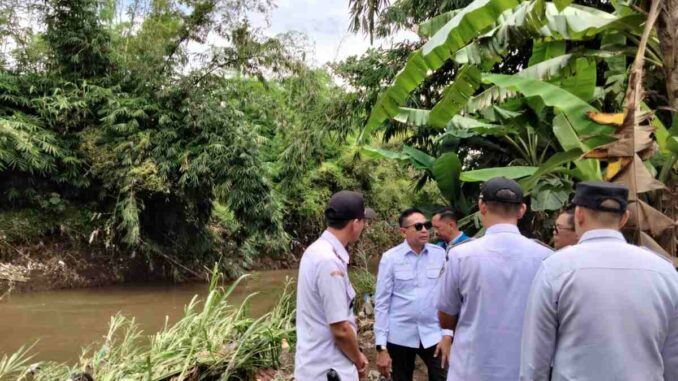 TINJAU LOKASI BANJIR: Wali Kota Malang Wahyu Hidayat turun langsung ke bantaran Sungai Amprong, Selasa (21/4/2026)