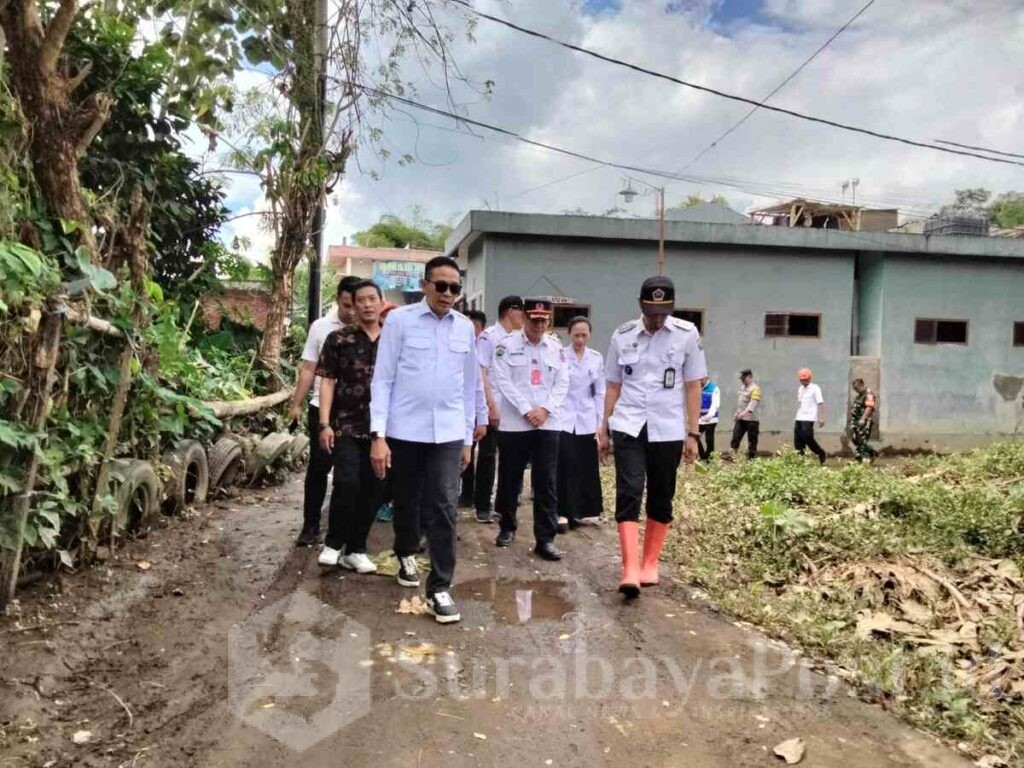 TINJAU LOKASI BANJIR: Wali Kota Malang Wahyu Hidayat turun langsung ke bantaran Sungai Amprong, Selasa (21/4/2026)