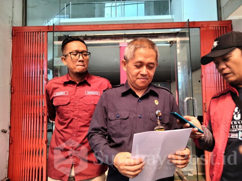 Panitera Muda Perdata PN Kota Malang, Slamet Ridwan memberikan keterangan kepada wartawan
