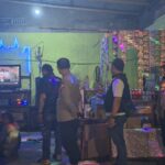 Razia 3 Cafe, Polsek Kedungkandang Sita 179 Botol Miras Ilegal dari Vodka hingga Arak Bali, Kamis (23/4/2026) malam. (Sumber Polsek Kedungkandang).