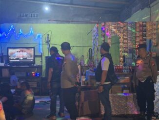 Razia 3 Cafe, Polsek Kedungkandang Sita 179 Botol Miras Ilegal dari Vodka hingga Arak Bali, Kamis (23/4/2026) malam. (Sumber Polsek Kedungkandang).