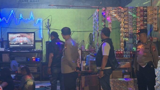 Razia 3 Cafe, Polsek Kedungkandang Sita 179 Botol Miras Ilegal dari Vodka hingga Arak Bali, Kamis (23/4/2026) malam. (Sumber Polsek Kedungkandang).