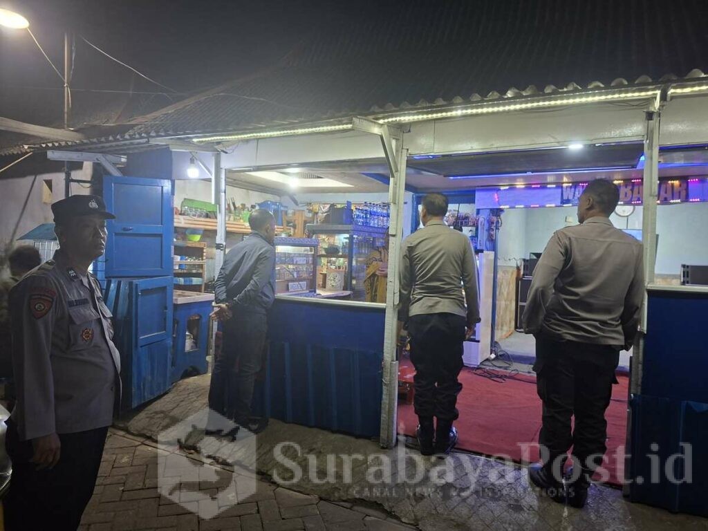 Jajaran Polsek Kedungkandang saat melakukan razia ditiga cafe pada Kamis (23/4/2026) malam. (ist).