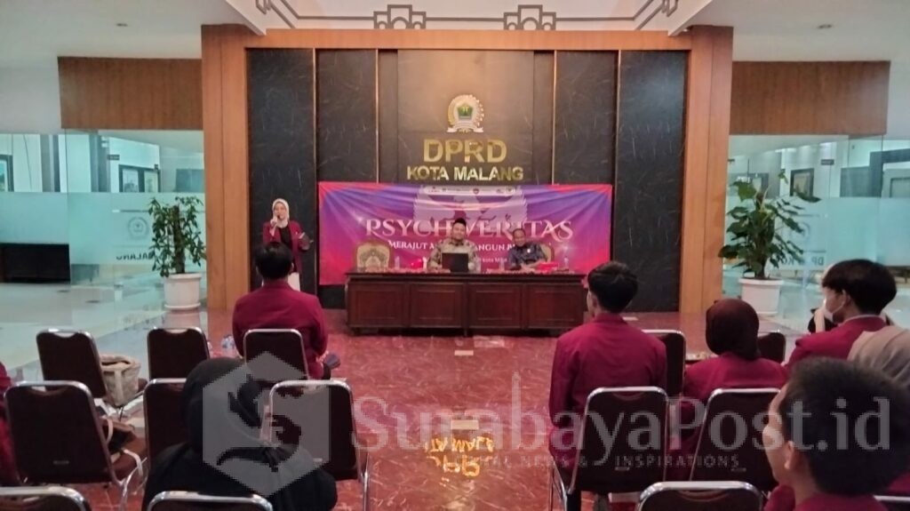 SESI DIALOG: H. Rokhmad didampingi dosen UMM Ahmad Sulaiman dan dipandu moderator Jesicha Putri itu membahas peran lembaga legislatif yang kerap disalahpahami publik.