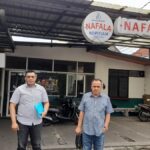 Dr Yayan Riyanto, SH, MH didampingi V.L.F. Bili, SH, MH saat memberikan Somasi pada beberapa waktu lalu. (ist).