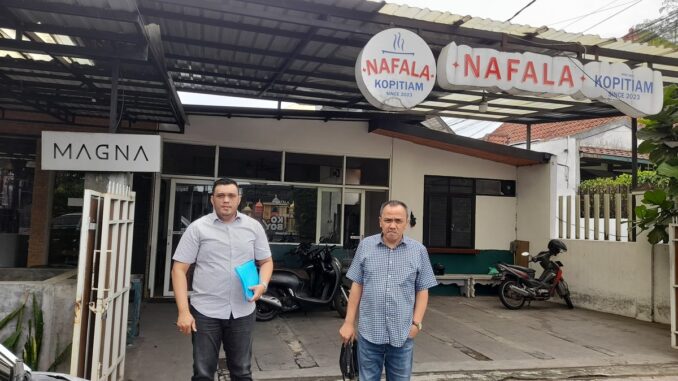 Dr Yayan Riyanto, SH, MH didampingi V.L.F. Bili, SH, MH saat memberikan Somasi pada beberapa waktu lalu. (ist).