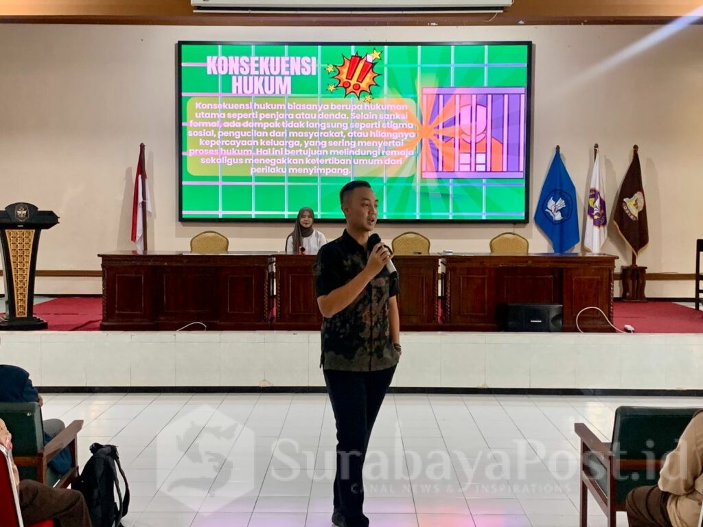 Kasubsi II Intelijen M. Fathony Rizky Noorizain saat memberikan materi dihadapan ratusan siswa SMA Negeri 9. (ist).