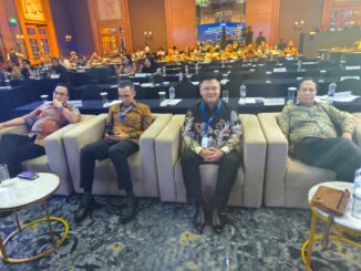 Ketua DPC Peradi RBA Kabupaten Malang, Suliono (dua dari kanan) bersama Luhut MP Pangaribuan dan Ketum Terpilih, Ahmad Fikri Assegaf. (ist).