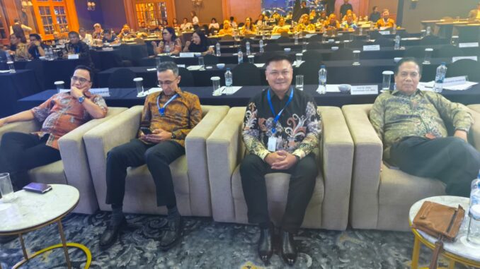 Ketua DPC Peradi RBA Kabupaten Malang, Suliono (dua dari kanan) bersama Luhut MP Pangaribuan dan Ketum Terpilih, Ahmad Fikri Assegaf. (ist).