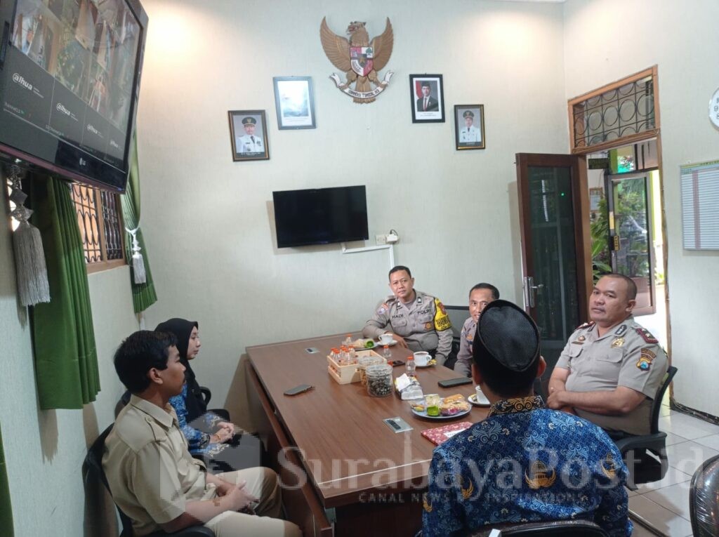 Bhakti Bhayangkara 2026, Kapolsek Kedungkandang Sapa Pelajar SMPN 21 Malang, Senin 27 April 2026. (Dok. Polsek/istimewa).