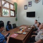 Bhakti Bhayangkara 2026, Kapolsek Kedungkandang Sapa Pelajar SMPN 21 Malang, Senin 27 April 2026. (Dok. Polsek/istimewa).