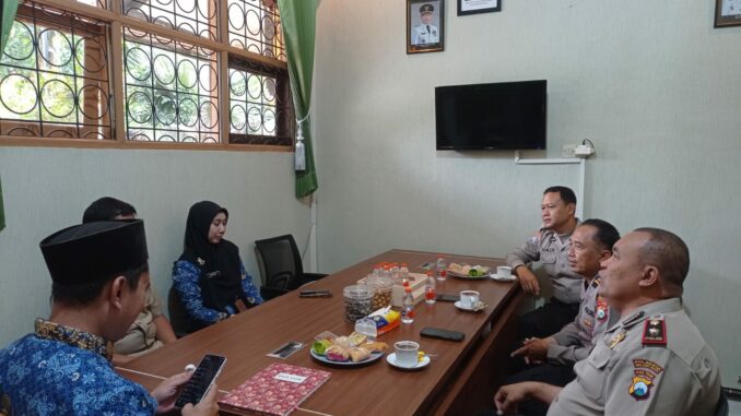 Bhakti Bhayangkara 2026, Kapolsek Kedungkandang Sapa Pelajar SMPN 21 Malang, Senin 27 April 2026. (Dok. Polsek/istimewa).