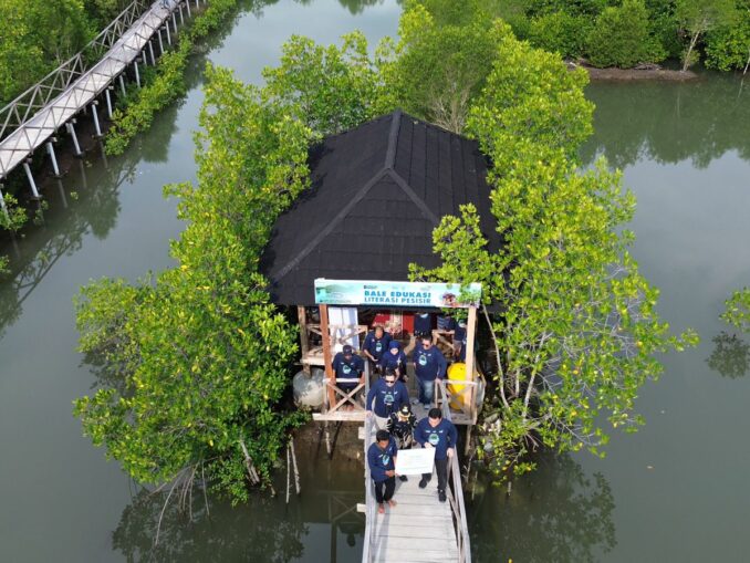 PT Telkom Indonesia dan BMM Tanam 10.000 Bibit Mangrove di Pantai Cemare, NTB. (istimewa).