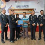 Kalapas Kelas 1 Malang, Christo Victor Nixon Toar, menyerahkan gerobak usaha kepada keluarga warga binaan. (Sumber L'SIMA).