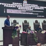 H. Rokhmad, juru bicara Fraksi PKS saat membacakan pandangan Fraksi dalam sidang paripurna, Senin 27 April 2026. (ist).