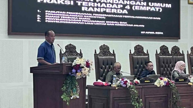 H. Rokhmad, juru bicara Fraksi PKS saat membacakan pandangan Fraksi dalam sidang paripurna, Senin 27 April 2026. (ist).