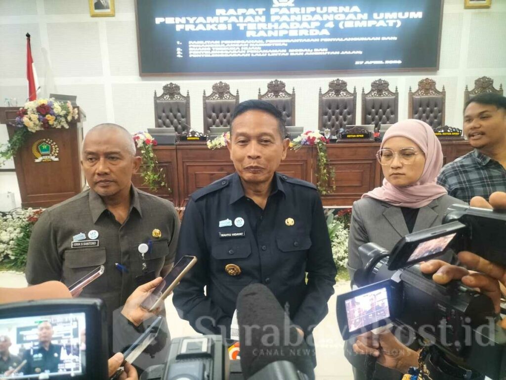 Usai paripurna, Ketua DPRD Kota Malang, Amithya Ratnanggani Sirraduhita dan Wali Kota Wahyu Hidayat memberikan keterangan kepada wartawan
