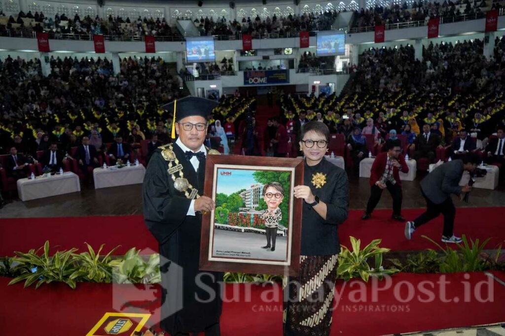 Rektor UMM, Prof. Dr. Nazaruddin Malik, M.Si memberikan cinderamata kepada Dra. Retno Lestari Priansari Marsudi, LL.M. (Sumber Humas UMM).