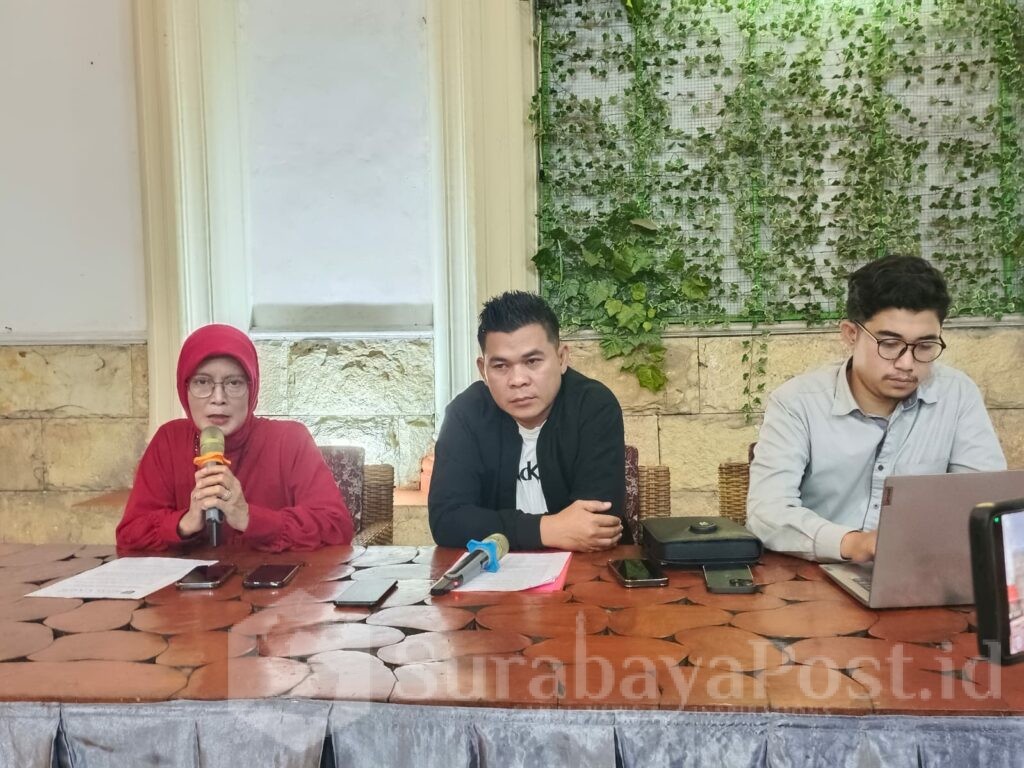 Kuasa hukum Tatik, Helly, S.H., M.H. dari Kantor Advokat Helly S.H., M.H. & Rekan saat menggelar konferensi pers pada Rabu (29/4/2026).