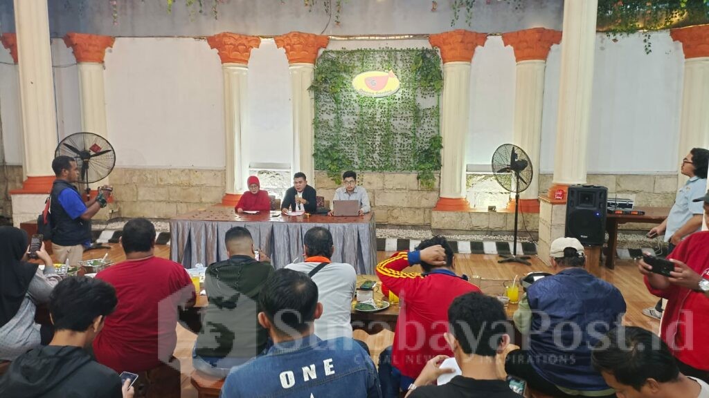 Kuasa hukum Tatik, Helly, S.H., M.H. dari Kantor Advokat Helly S.H., M.H. & Rekan saat menggelar konferensi pers pada Rabu (29/4/2026).