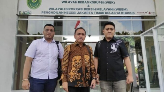 Dr. Yayan Riyanto, SH., MH (tengah) dan Verridiano LF Bili, SH. MH selaku tim kuasa hukum dari Aziz Anugerah Yudha Prawira. (Istimewa).