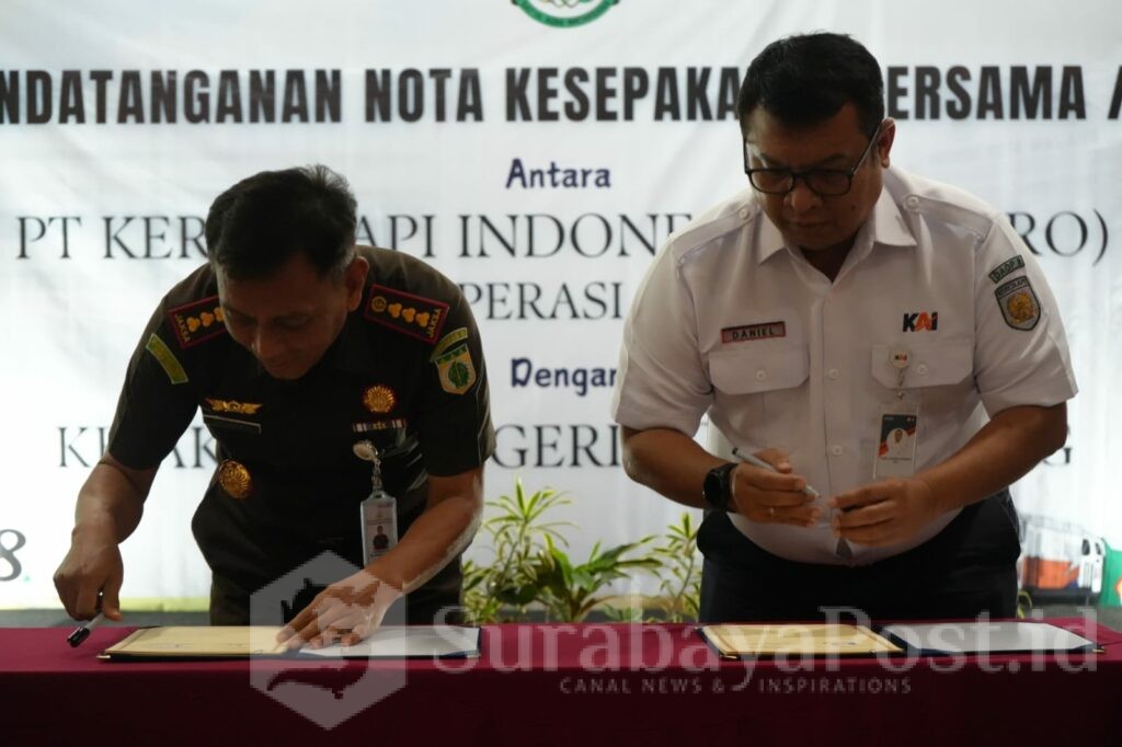 Penandatanganan MoU Kejari Kota Malang dan KAI Daop 8. (ist).