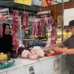 Anggota Komisi B DPRD Kota Malang, Dr. H. Indra Permana saat memantau harga daging disalah satu pasar. (ist).