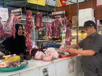 Anggota Komisi B DPRD Kota Malang, Dr. H. Indra Permana saat memantau harga daging disalah satu pasar. (ist).