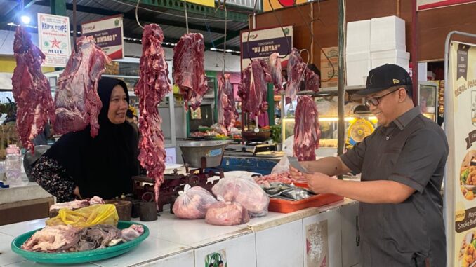 Anggota Komisi B DPRD Kota Malang, Dr. H. Indra Permana saat memantau harga daging disalah satu pasar. (ist).