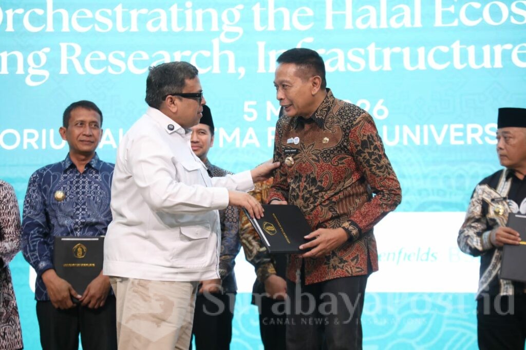 Penghargaan diserahkan langsung oleh Kepala Badan Penyelenggara Jaminan Produk Halal, Prof. Dr. Ir. Haikal Hassan, S.Kom, M.M., kepada Wali Kota Wahyu Hidayat. (Sumber Prokompim).