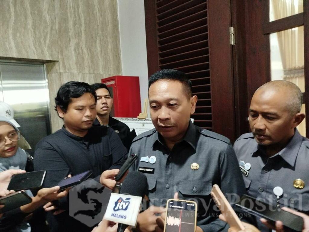Wali Kota Wahyu Hidayat saat memberikan keterangan kepada wartawan