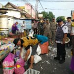 Tegakkan Jam Operasional, Polsek Kedungkandang Gabung Tim Tertibkan Pasar Kebalen, Rabu 6 Mei 2026. (ist).