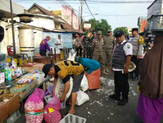 Tegakkan Jam Operasional, Polsek Kedungkandang Gabung Tim Tertibkan Pasar Kebalen, Rabu 6 Mei 2026. (ist).