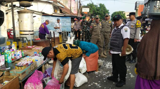 Tegakkan Jam Operasional, Polsek Kedungkandang Gabung Tim Tertibkan Pasar Kebalen, Rabu 6 Mei 2026. (ist).