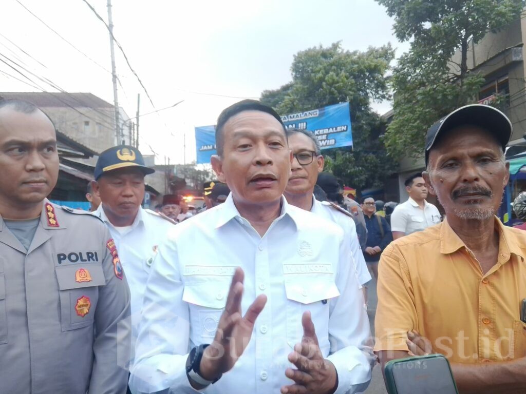 Wali Kota Wahyu Hidayat memberikan keterangan kepada wartawan