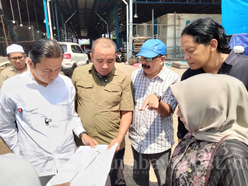 Anas Muttaqin bersama jajaran Komisi C melihat langsung Site plan di lokasi Pasar Gadang.