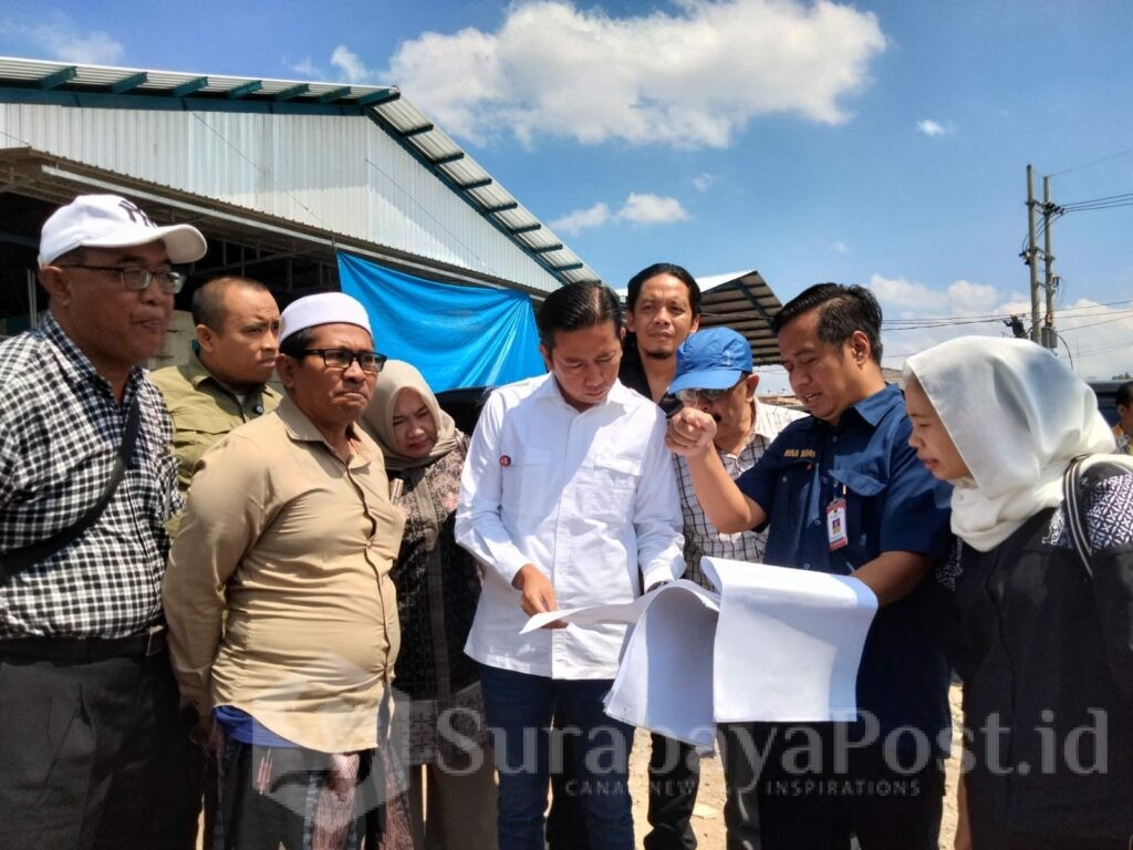 Abah Qodir (dua dari kiri) saat mendampingi Komisi C meninjau Pasar Gadang, Kamis (7/5/2026).