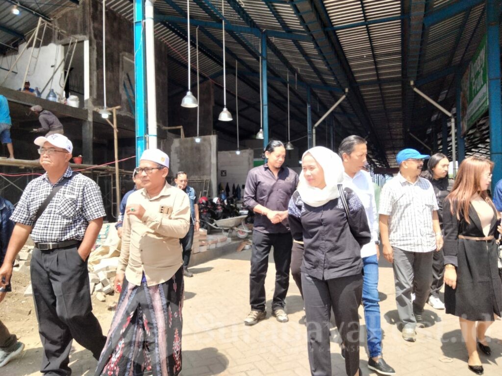 Abah Qodir (dua dari kiri) saat mendampingi Komisi C meninjau Pasar Gadang, Kamis (7/5/2026).