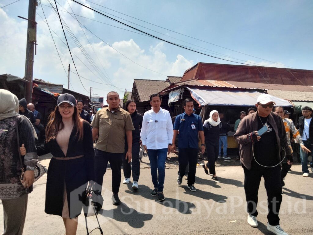Rendra Masdrajad Safaat bersama jajaran Komisi C DPRD Kota Malang saat meninjau Pasar Induk Gadang, Kamis (7/5/2026).