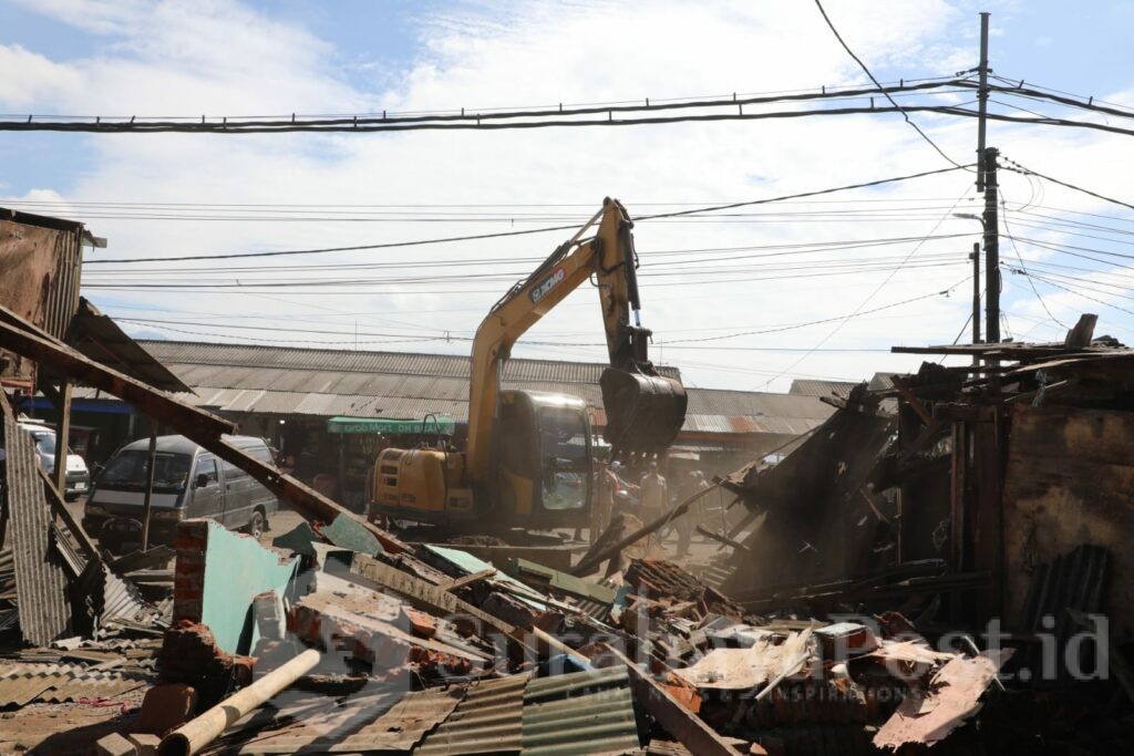 Pembongkaran pakai alat berat itu dilakukan setelah Pemkot memastikan 1.200 pedagang sudah menempati lokasi baru di dalam area pasar.