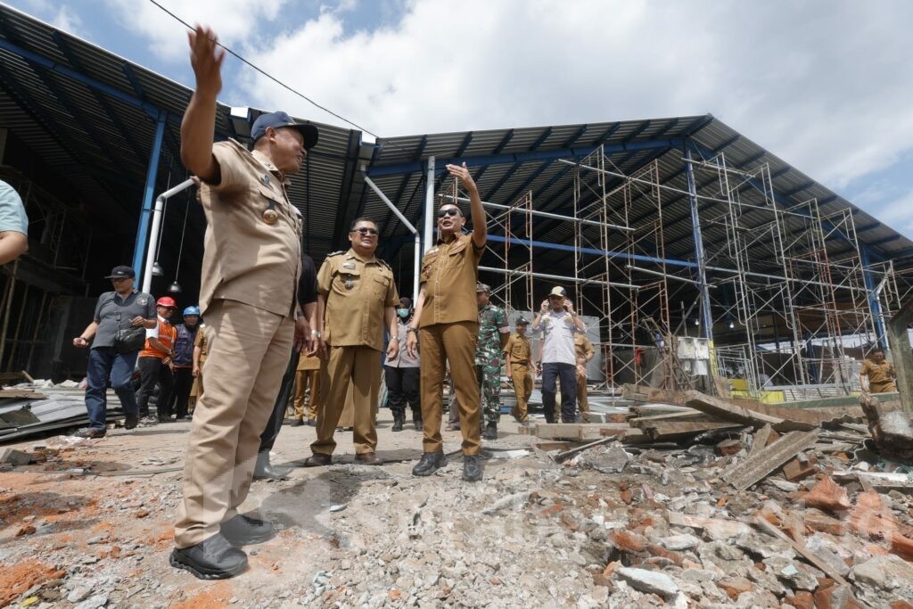 Wali Kota Wahyu Hidayat saat memantau pembongkaran lapak pedagang.