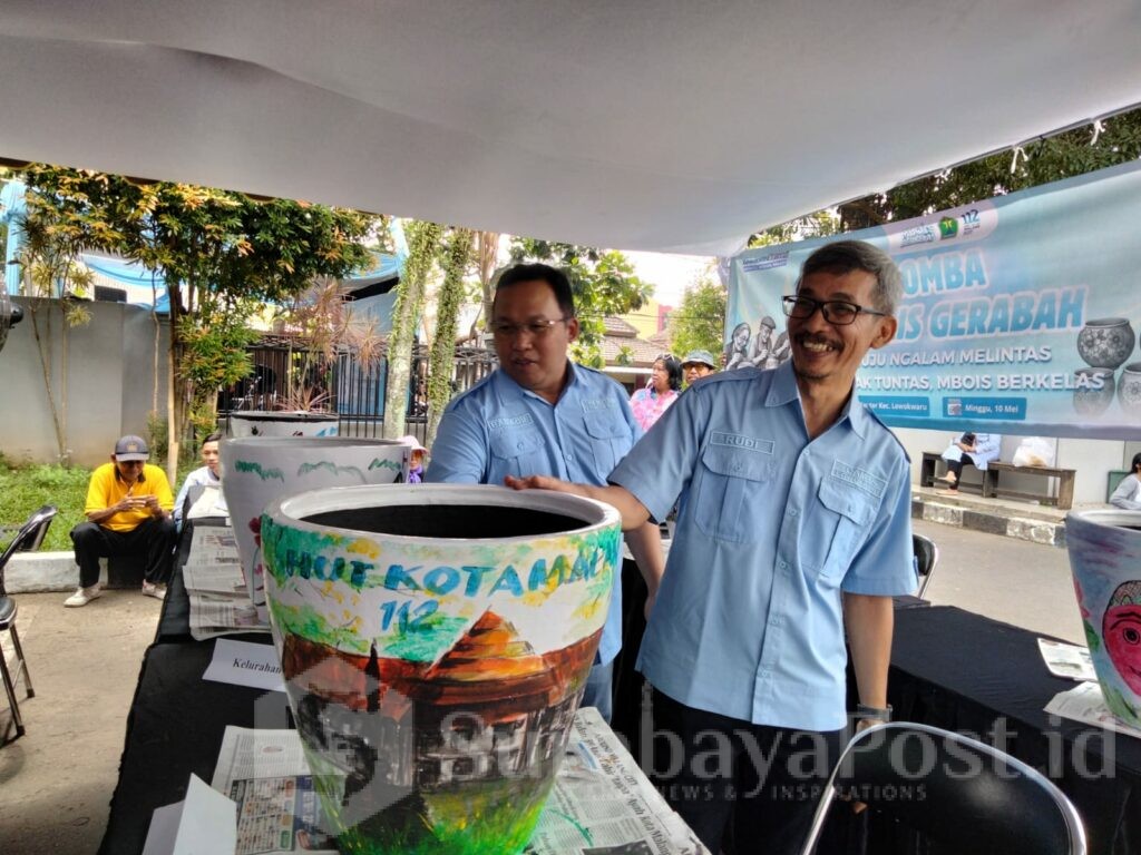 Camat Lowokwaru, Drs. Rudi Cahyono Catur Utomo didampingi Sekcam meninjau Lomba Melukis Pot Bunga.