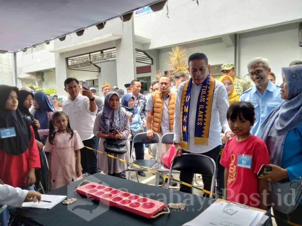Wali Kota Wahyu Hidayat melihat langsung permainan Dakon yang dipertunjukkan anak-anak dalam Lomba yang digelar di Kecamatan Lowokwaru.