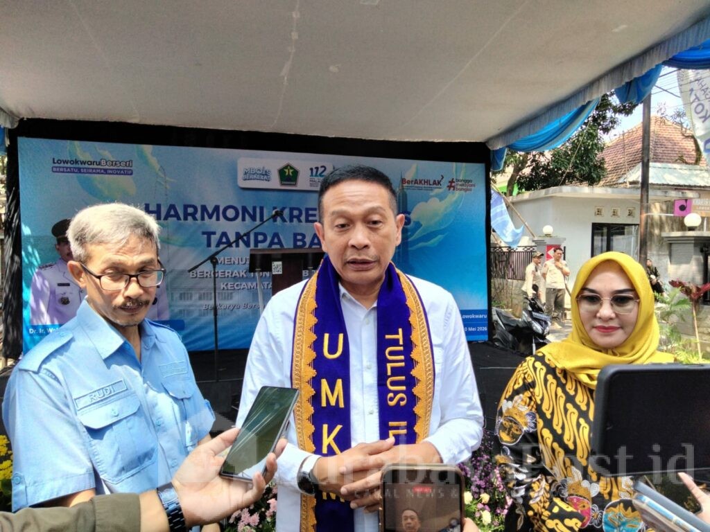 Wali Kota Wahyu Hidayat memberikan keterangan kepada wartawan