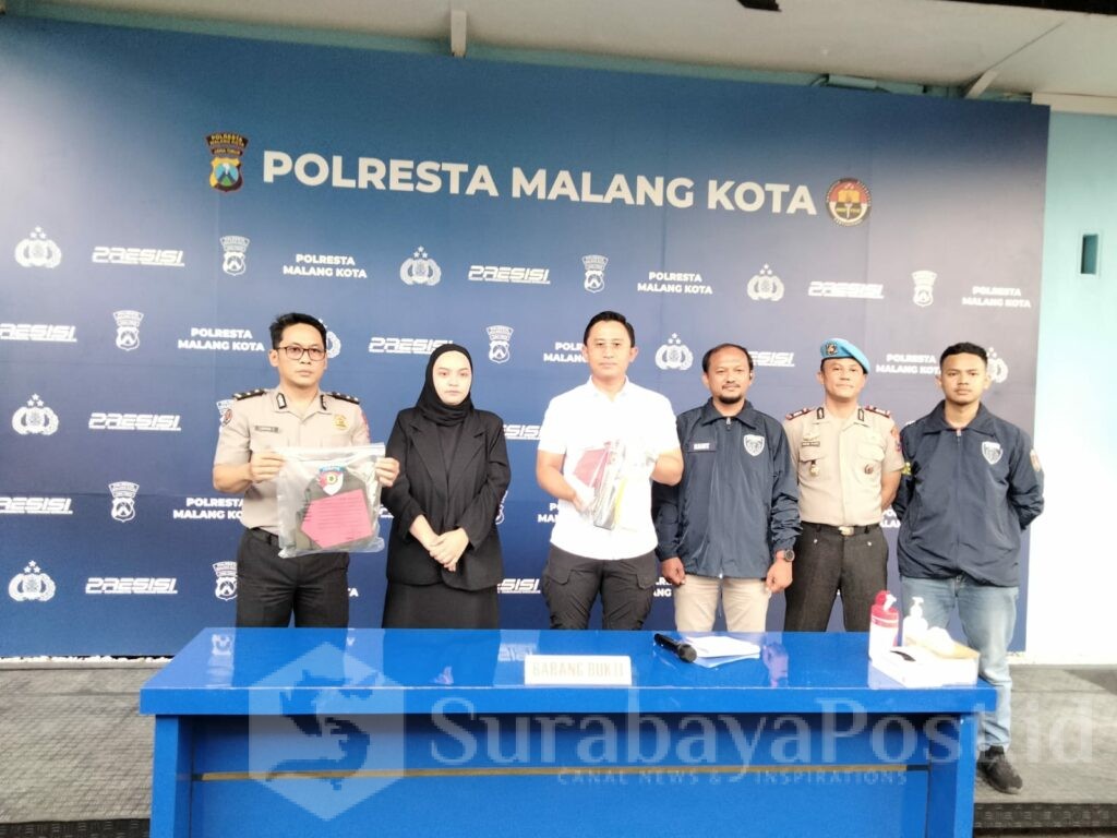 Kasatreskrim AKP Rahmad Aji Prabowo bersama Kasi Propam AKP Sugeng Iryanto dan Kasi Humas menunjukkan barang bukti yang berhasil diamankan.