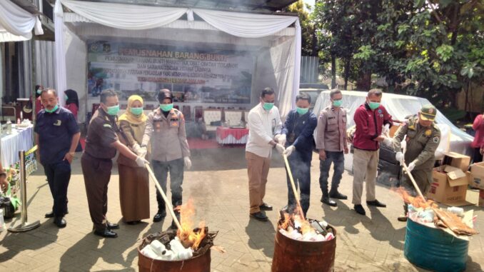 Kejari Kota Malang Musnahkan 1,2 Juta Pil Koplo dan 37 Kg Ganja, Selasa (12/5/2026).