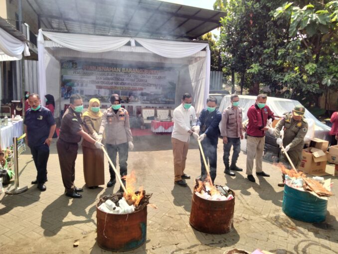 Kejari Kota Malang Musnahkan 1,2 Juta Pil Koplo dan 37 Kg Ganja, Selasa (12/5/2026).