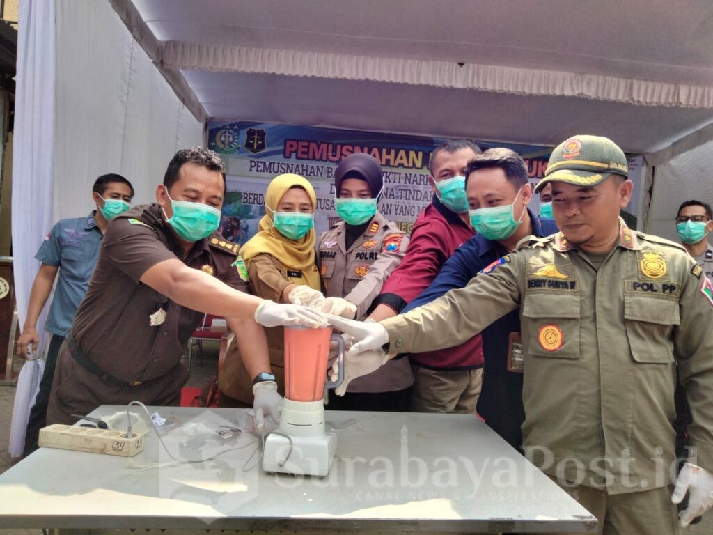Pemusnahan digelar di halaman Kantor Kejari Kota Malang. Berbagai metode dipakai agar barang bukti benar-benar lenyap: dibakar, dipukul dengan palu, dan diblender.