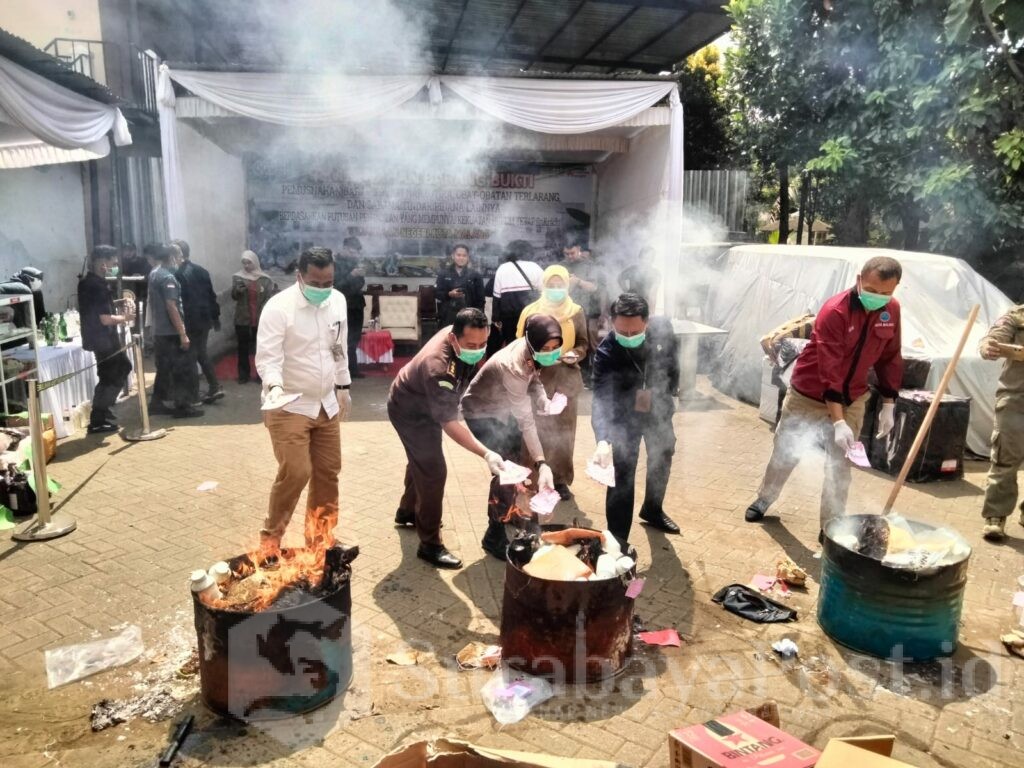 Pemusnahan uang palsu dengan cara dibakar.